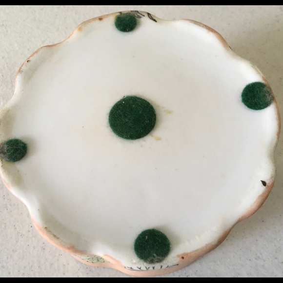 🌺FINAL CLEARANCE SALE🌺 Round Trinket Ceramic Box with Scalloped Top - Picture 4 of 4